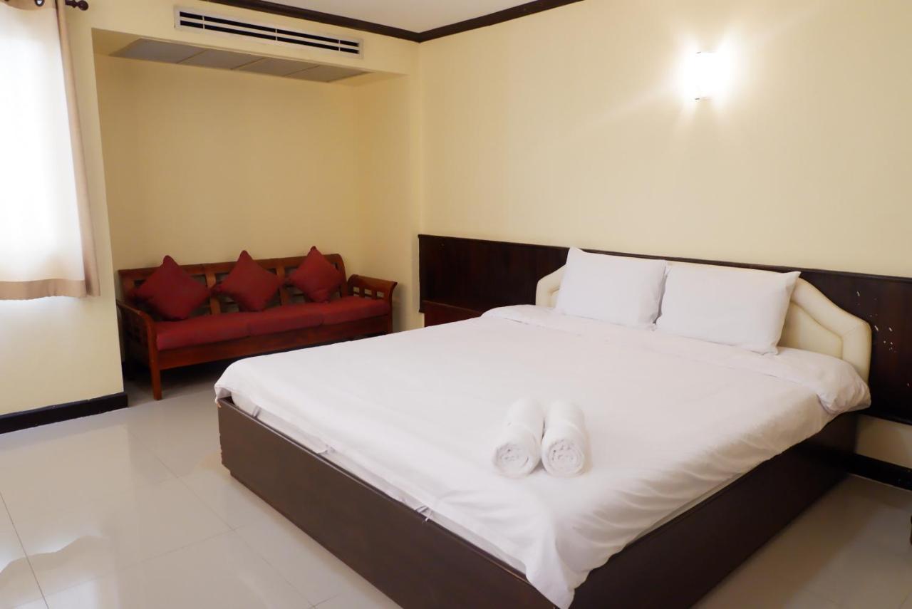 Auychai Grand Hotel Lang Suan Ngoại thất bức ảnh