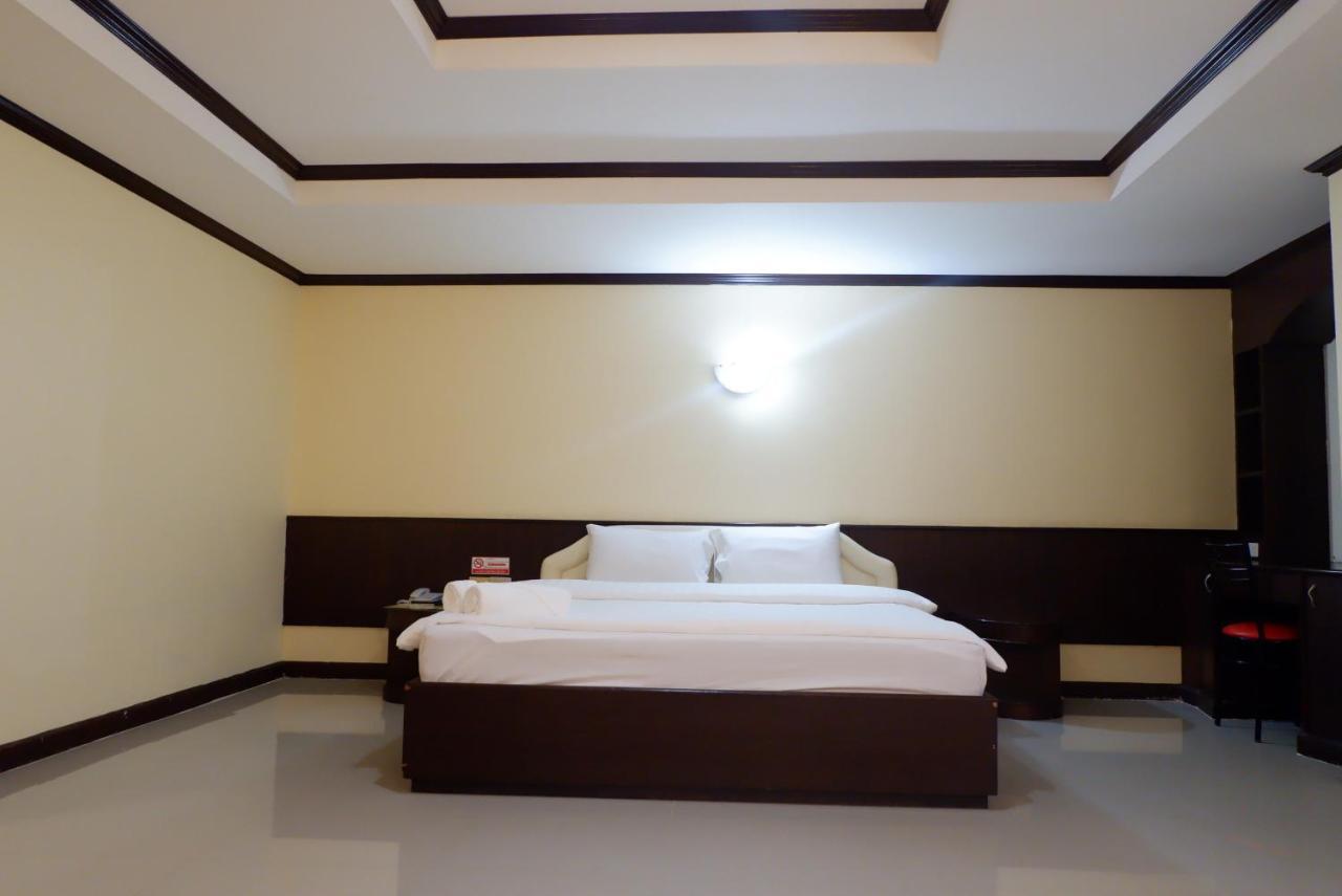 Auychai Grand Hotel Lang Suan Ngoại thất bức ảnh